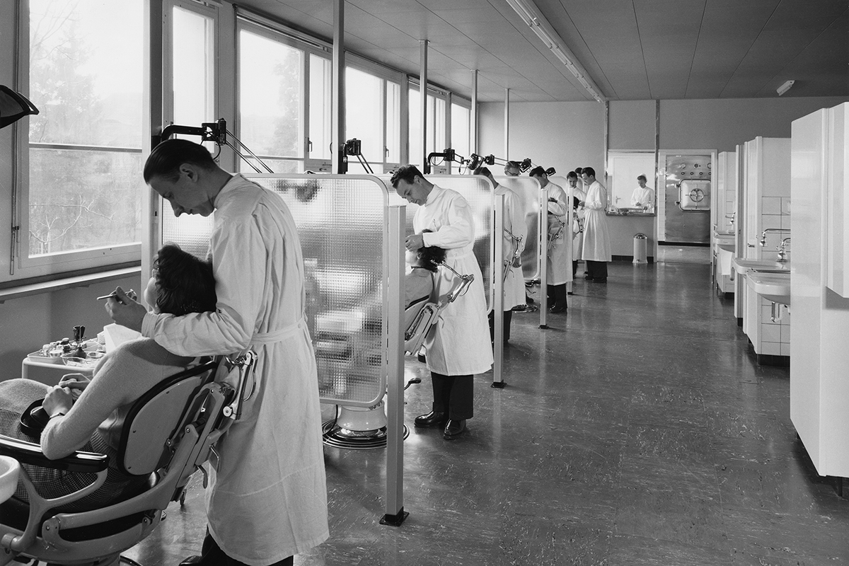 Behandlungssaal der Berner Zahnmedizin 1955. © zmk Bern