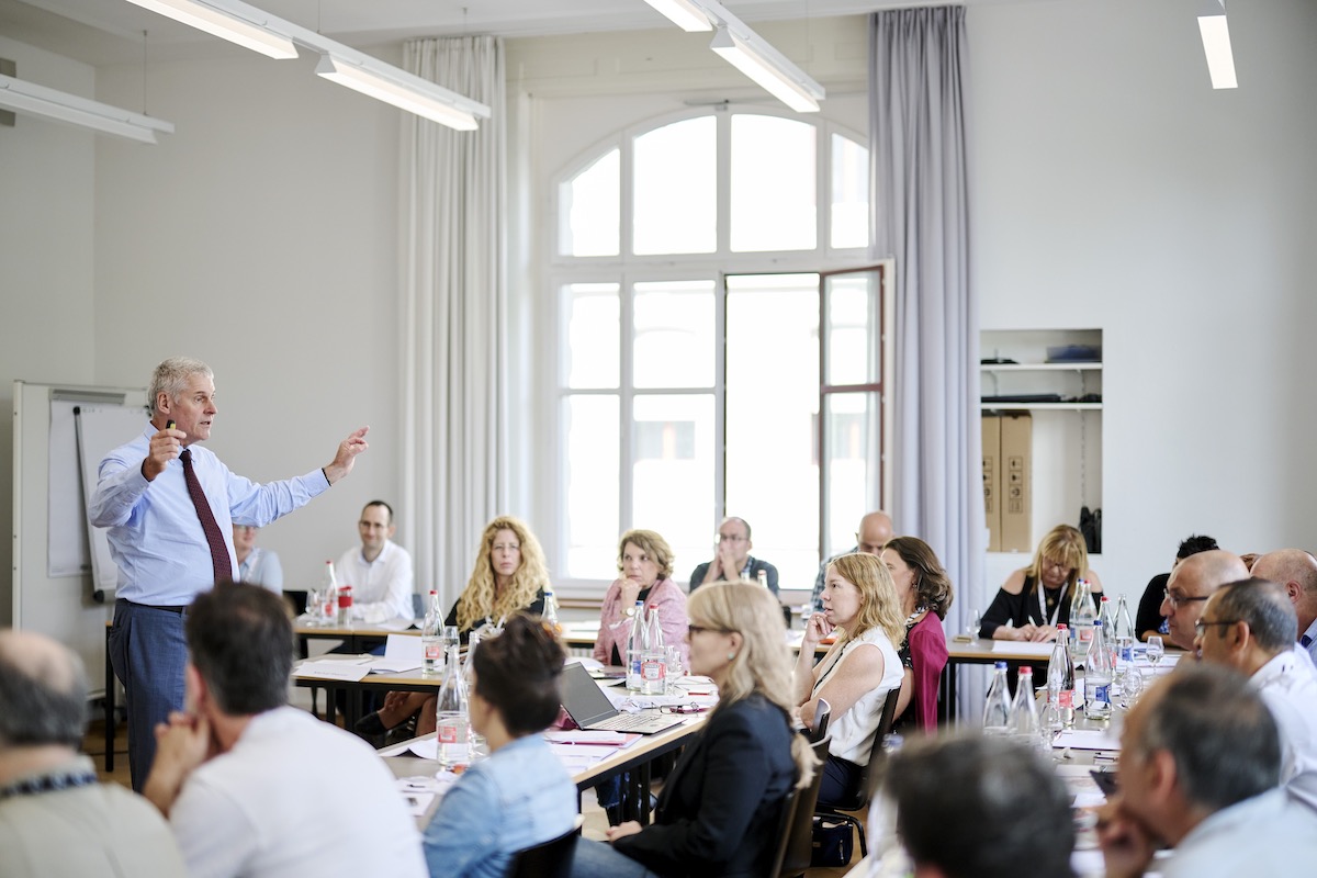 Rektor Christian Leumann spricht vor der Delegation