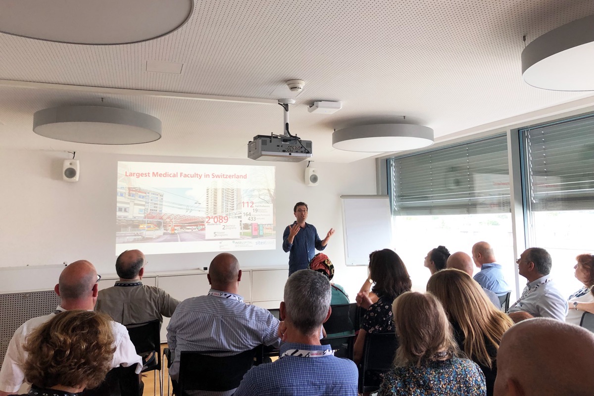 Raphael Sznitman, Direktor des ARTORG Center for Biomedical Engineering Research, erklärt die enge Zusammenarbeit von Ingenieurinnen und Medizinerinnen beim Zentrum.