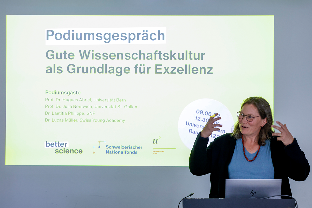 Julia Nentwich erläuterte, dass exzellente Forschende mit Care-Aufgaben ausgeschlossen würden. Bild: © Universität Bern/Stefan Wermuth