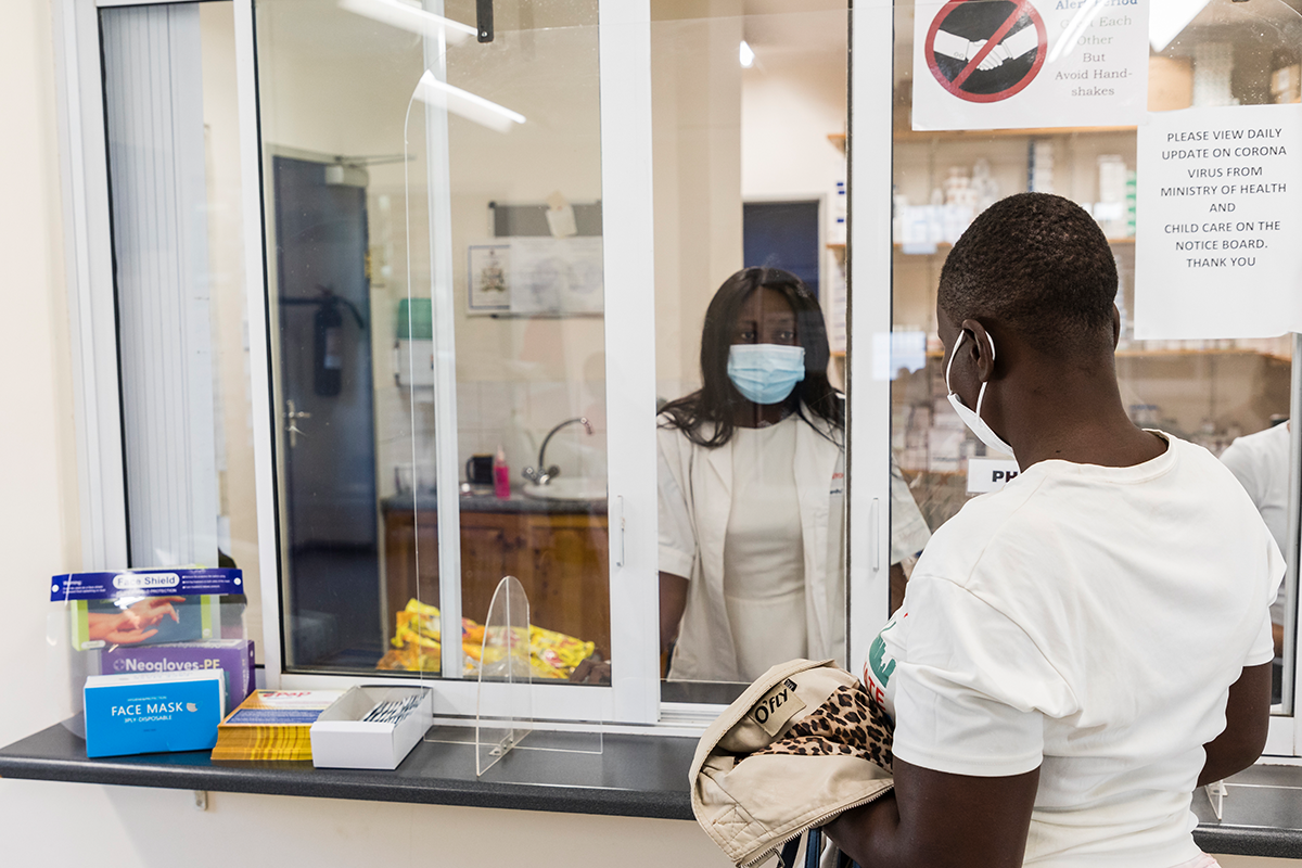 Apotheke der Newlands Clinic in Zimbabwe, in der Mitarbeitende des öffentlichen und privaten Gesundheitswesens im Umgang mit ART geschult werden. Bild: Andrew Philip