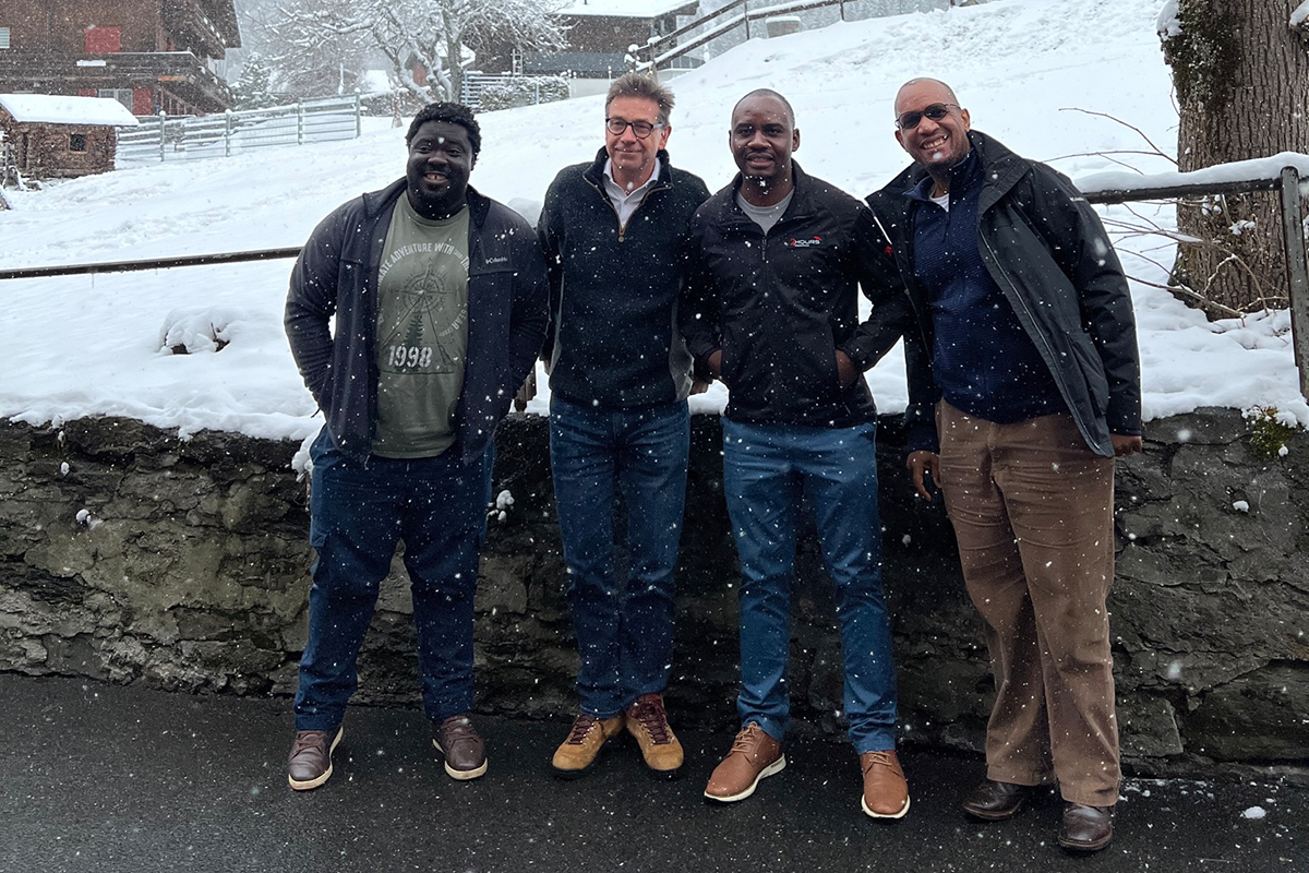 Matthias Egger mit drei Trainees aus Südafrika an der diesjährigen IeDEA-SA Winter School in Wengen. © zvg