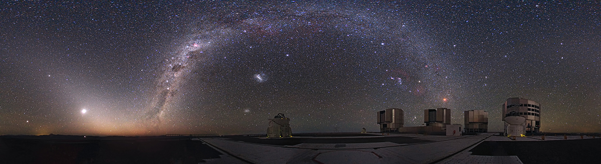 Dieses Panorama zeigt das Sternenmeer über dem Very Large Telescope (VLT) der ESO auf dem Cerro Paranal während der totalen Mondfinsternis vom 21. Dezember 2010.