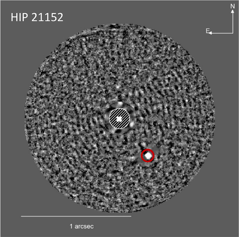 Bild des Braunen Zwerges (im roten Kreis), der um den Stern HIP 21152 entdeckt wurde, aufgenommen mit dem Very Large Telescope SPHERE-Instrument