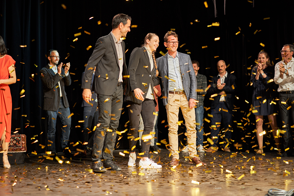 Das erstplatzierte Team ATANIS Biotech im Goldregen: Alexander Eggel, Noemi Zbären und Thomas Kaufmann. © Fabian Gfeller