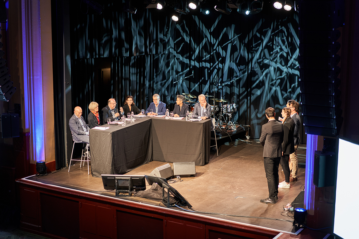 Die Jury (Daniel Bloch, Dr. h. e. Eva Jaisli, Frank Ziemer, Nicole Loeb, Patrick Hofer-Noser, Andrea Roch, Philippe Stüdi) fühlt dem Team ATANIS Biotech nach ihrem Pitch auf den Zahn. © Fabian Gfeller