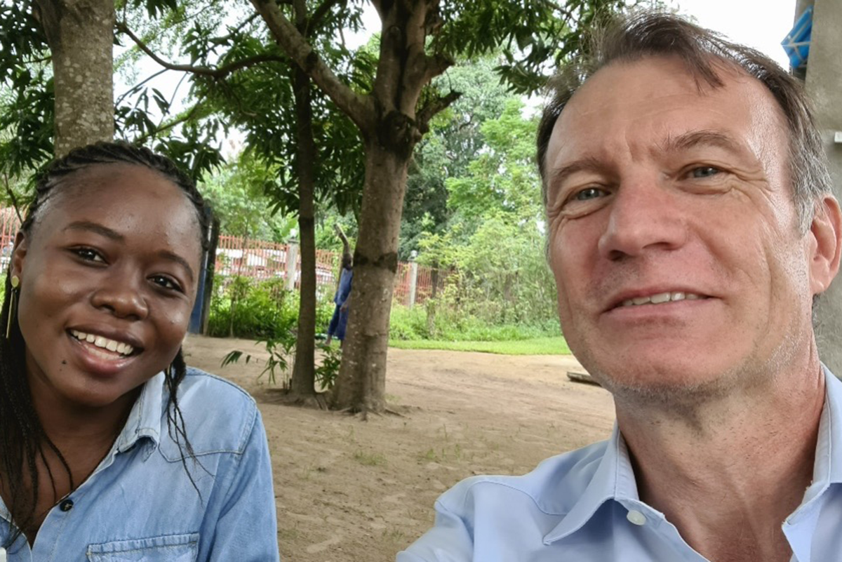 Hugues Abriel mit Prof. Gerrye Mubungu, Kinderärztin am Centre de Génétique Humaine, Université de Kinshasa (DR Kongo) © Hugues Abriel
