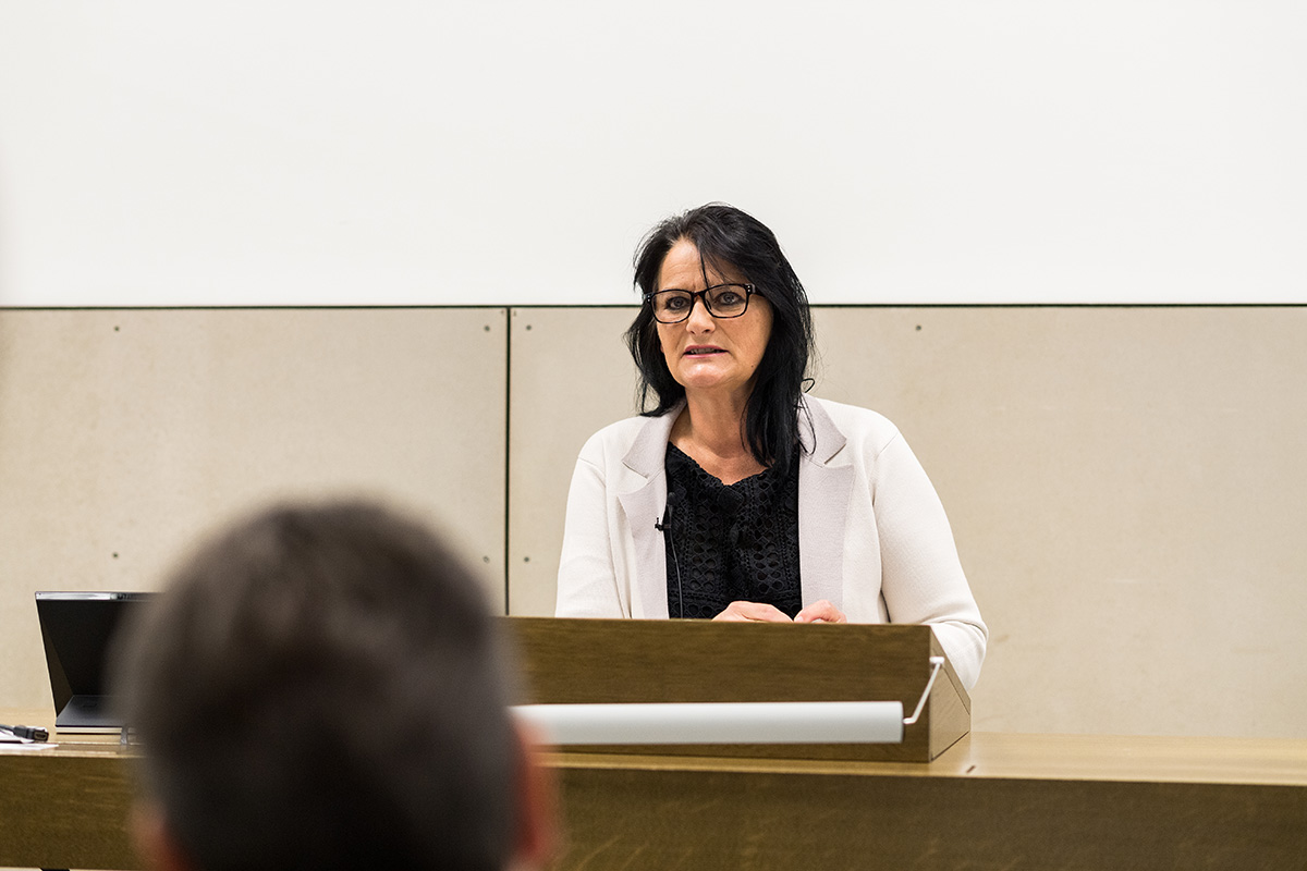 Frau Häsler sprach über die Herausforderungen des Föderalismus in der Schweiz während der Coronapandemie. ©Universität Bern/Bild: Ramon Lehmann