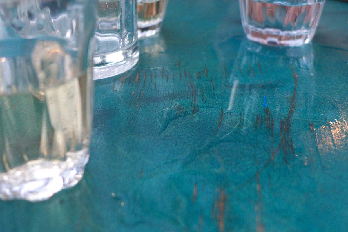 Worum geht es, wenn in der Philosophie diskutiert wird, ob es Tische und Gläser gibt? © Iris Muoth