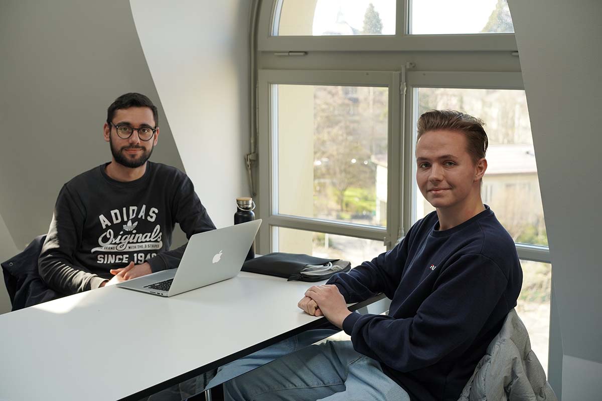 Kevin und Joel (v.l.) studieren im Bachelor Volkswirtschaftslehre an der Uni Bern und interessieren sich für die verschiedenen Masterprogramme.