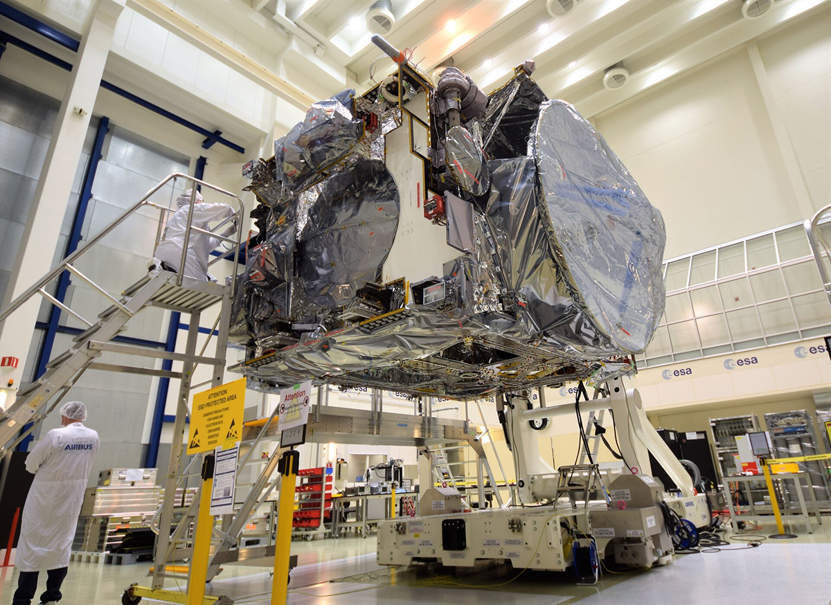Gerade steckt Audrey Vorburger in den Vorbereitungen für die JUICE Mission, die 2023 starten soll und die nach einer siebenjährigen Reise den Jupiter und drei seiner 79 Monde erforschen wird – die Eismonde Ganymed, Kallisto und Europa. Im Bild die Raumsonde JUICE im Reinraum des ESA-Testzentrum ESTEC im Mai 2021 © ESA