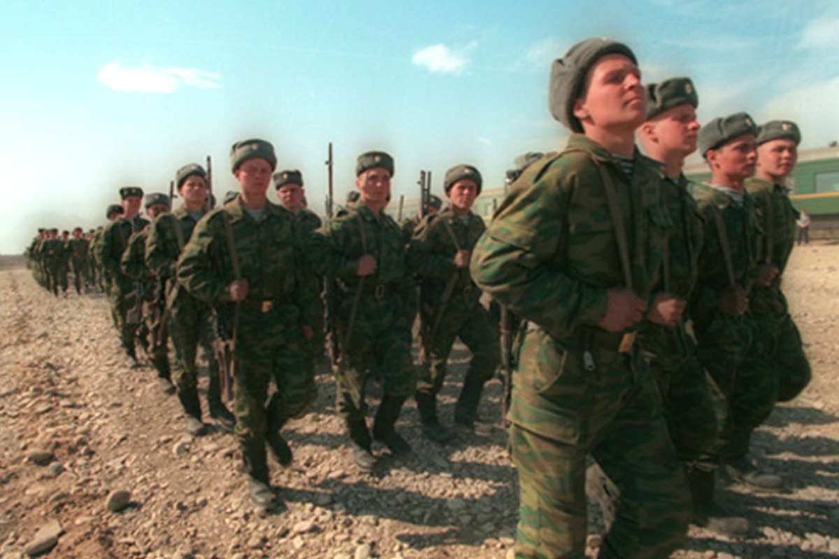 Wenn russische Soldaten als tote Söhne zu ihren Müttern zurückkehren, wird dies allein nicht zu einem Aufstand der Bevölkerung Russlands führen, meint Carmen Scheide. Das Bild zeigt russische Soldaten 2000 in Tschetschenien © Wikicommons