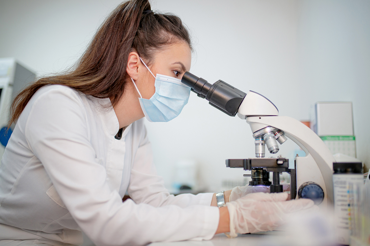 Die stundenlange Analyse von Gewebeproben am Mikroskop kann bei Pathologinnen und Pathologen zu ergonomischen Problemen führen. © iStock