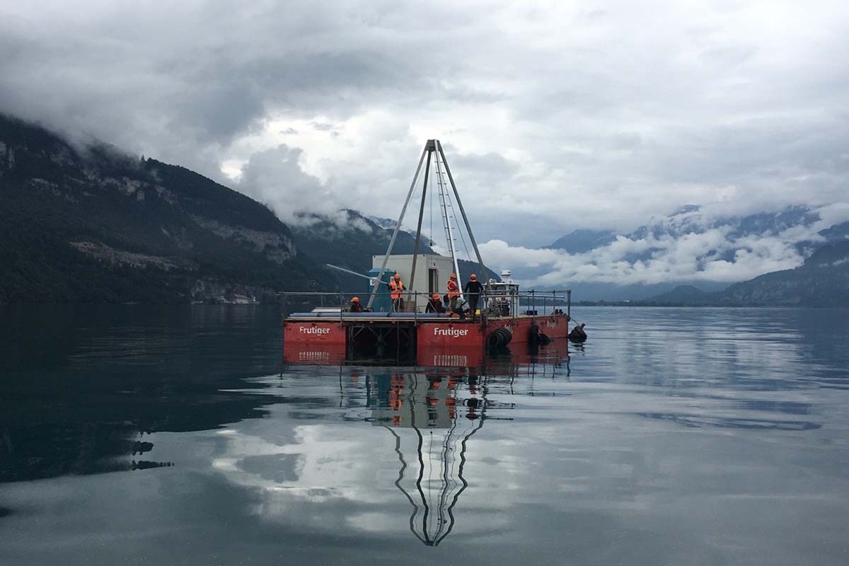 Arbeiten auf dem See werden von einer Arbeitsplattform (siehe dieses Foto) oder von einem Boot (siehe nächstes Foto) aus durchgeführt. @ Jörg Matthieu