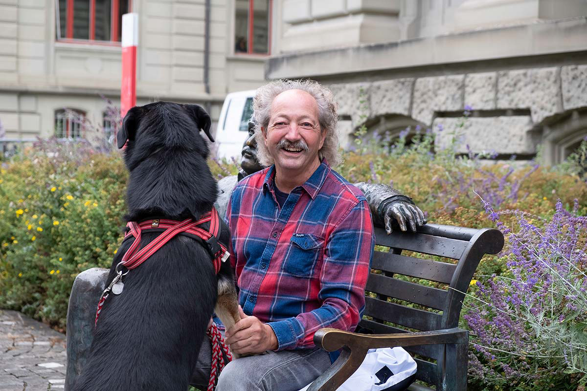 Bruno Schlapbach mit Hund Tarek.