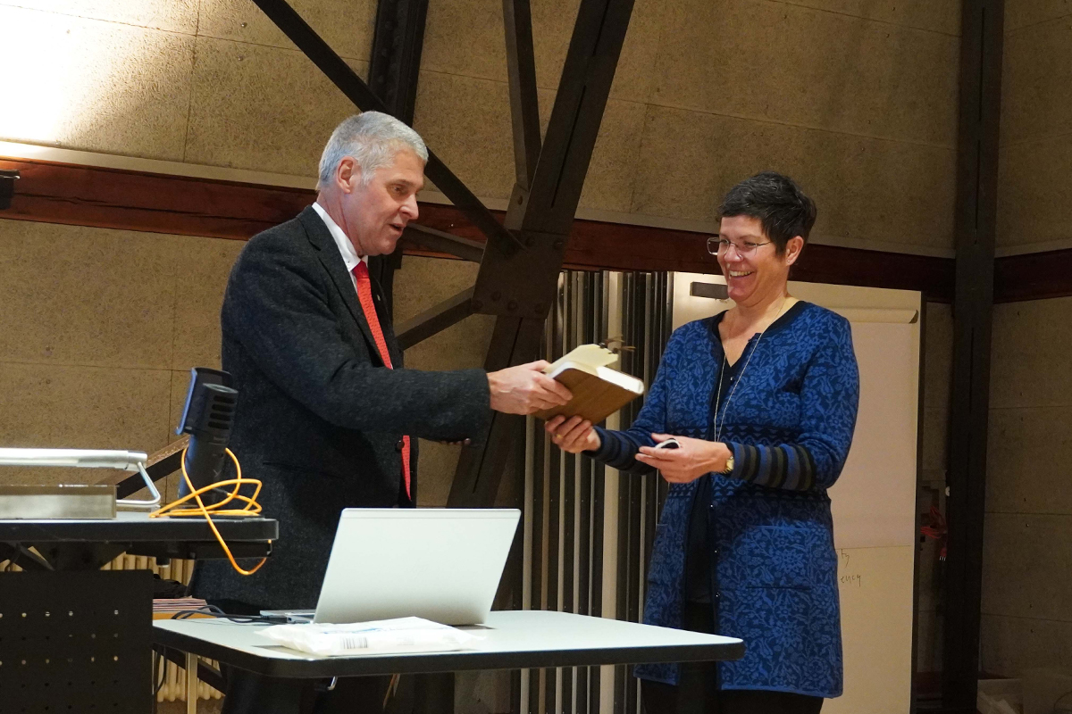 Rektor Christian Leumann überreicht Wirtschaftsgeographie-Professorin Heike Mayer den Prix Lux. © Luna Greco