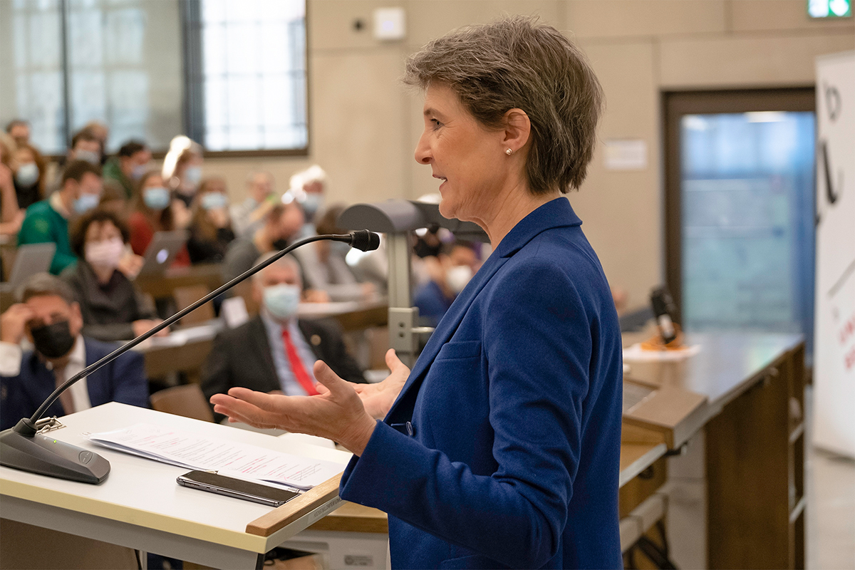 Mit den Ergebnissen der UN-Weltklimakonferenz «COP26» zeigte sich Bundesrätin und Umweltministerin Simonette Sommaruga nicht zufrieden. Zur Dringlichkeit klimapolitischer Massnahmen sagte sie: «Jeden Tag, den wir warten, ist einer zu viel, und je länger wir warten, desto teurer wird es.» Alle Bilder: © Universität Bern / Bild: Vera Knöpfel