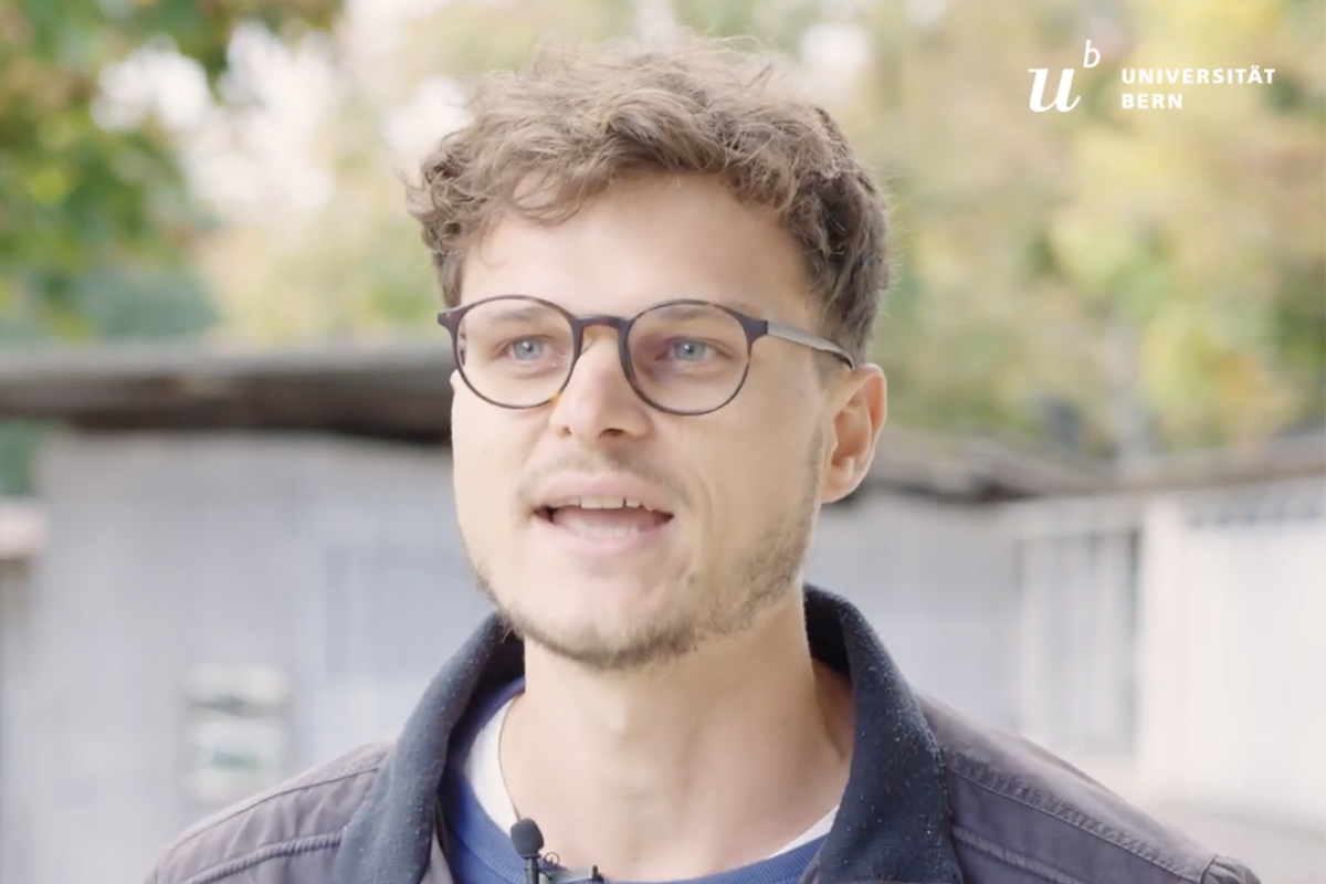 Moritz Burger, Klimawissenschaftler an der Universität Bern, interpretiert die Messergebnisse dieses Sommers. Screenshot aus dem Video «Klimawandel und Sommerhitze, Urban Climate Bern, Teil 4: Zwischenbilanz».