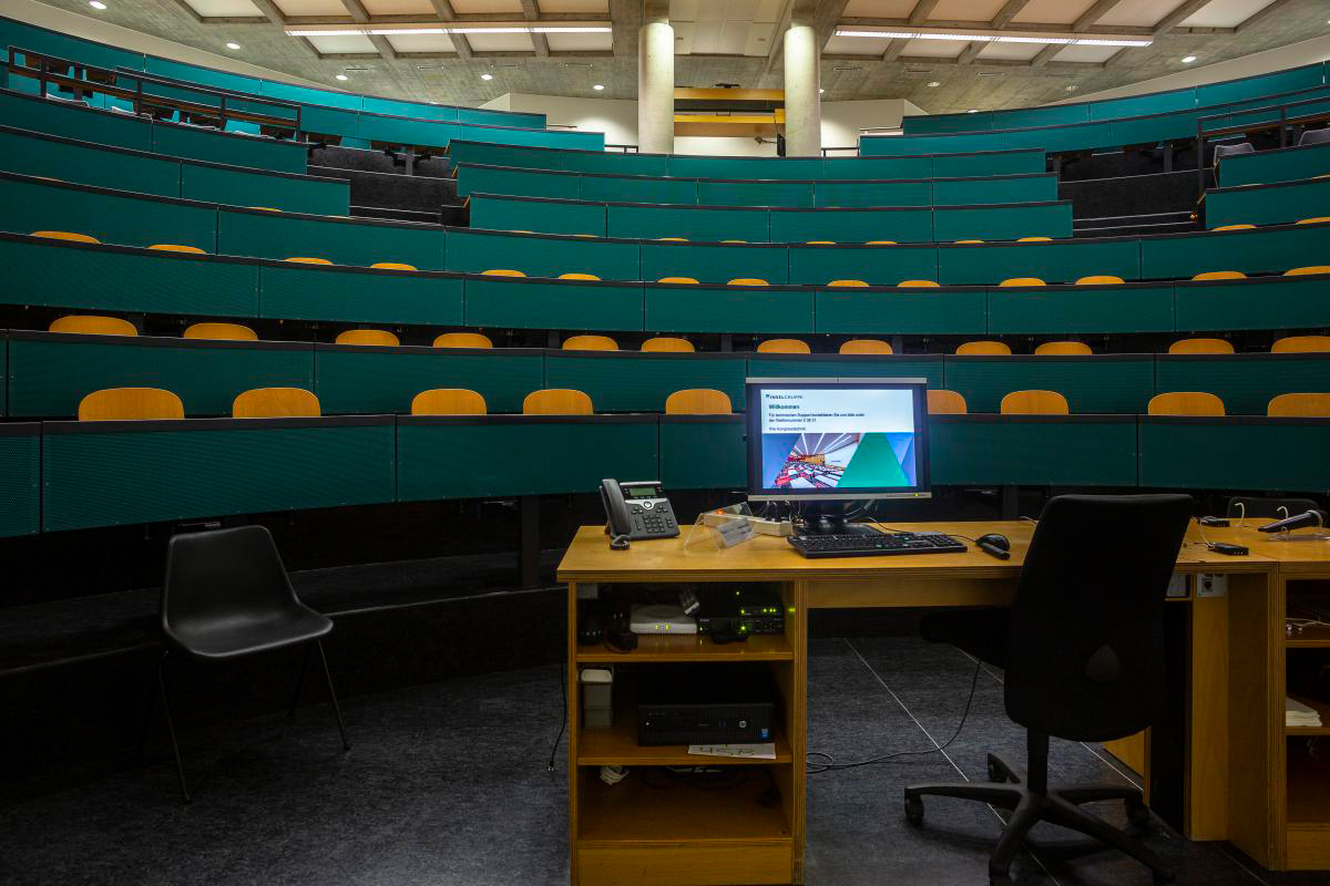 Befördert durch die Pandemie erfolgte ein grosser Anteil der medizinischen Lehre über digitale Medien. Im Bild: Leerer Hörsaal am Institut für Pathologie. © Universität Bern