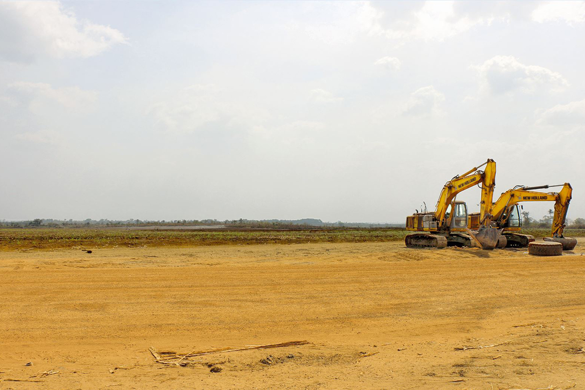 Ein Landstück in Westafrika wird für den Zuckerrohranbau bereit gemacht. Das Unternehmen, dem das Land gehört, produziert aus dem Zuckerrohr sogenannten Biotreibstoff. Foto: Patrick Bottazzi