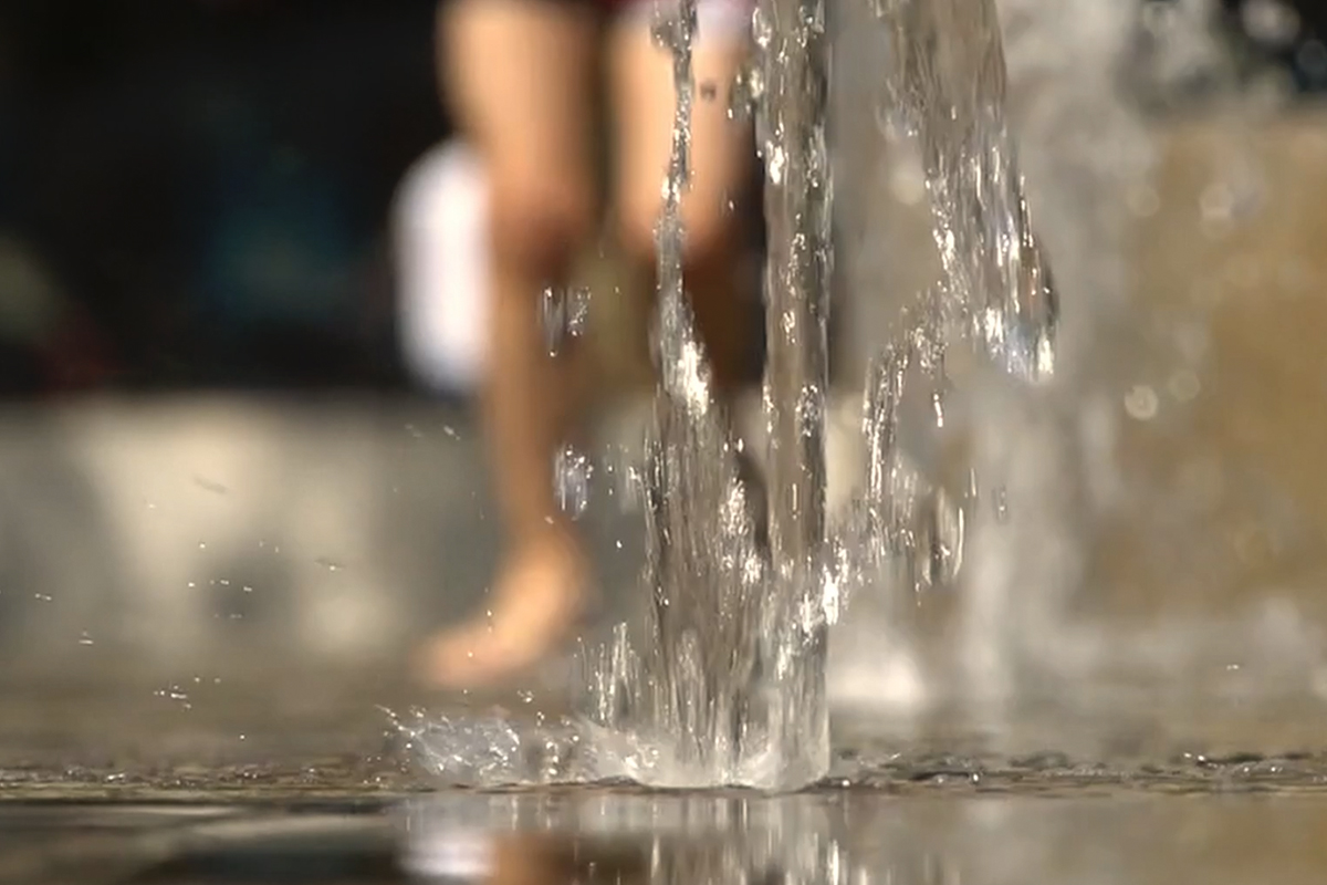 In einer Stadt braucht es möglichst viele Parks, Teiche und andere offene Wasserflächen, um Hitzewellen abzumildern. Im Bild ist das Wasserspiel vor dem Bundeshaus zu sehen. © OCCR