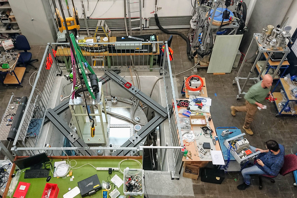 Der ArgonCube-Prototyp am Labor für Hochenergiephysik der Universität Bern. Zu sehen sind der runde Deckel des Kryostats und die quadratischen Oberseiten der vier Detektor-Module. Eines der Module ist herausgenommen. © James Sinclair