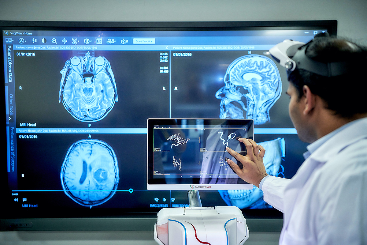 Künstliche Intelligenz wird immer wichtiger für eine massgeschneiderte Patientenversorgung. So kann eine KI-basierte Technologie mit intraoperativer Navigation kombiniert werden, um komplexe Eingriffe sicherer zu machen. © Universität Bern