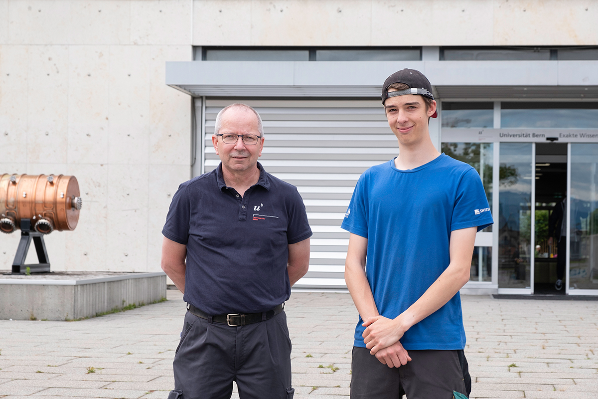 Heinz Tschumi (links im Bild) und Jan Heidegger vor dem Gebäude für Exakte Wissenschaften der Universität Bern