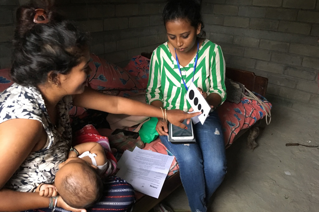Rashmi Shrestha (rechts im Bild) gehört zum lokalen Forschungsteam. Hier interviewt sie  eine junge Mutter im Rahmen der Vorstudie. © zvg