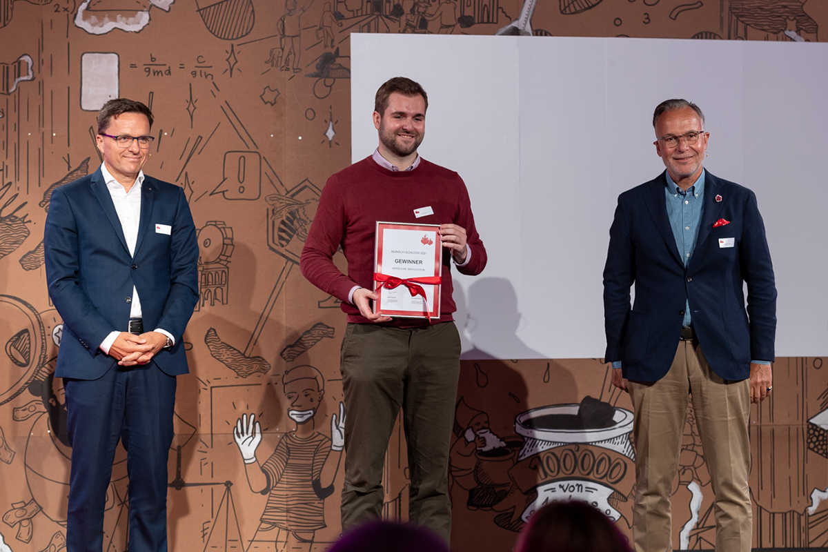 Der Sieger Gian Brun (Mitte) erhielt den Siegerpreis von den «Wunsch-Schloss»-Initianten Andreas Gerber (links, Swiss Venture Club) und Jobst Wagner (rechts, Strategie Dialog 21). ©Sandra Blaser Photography