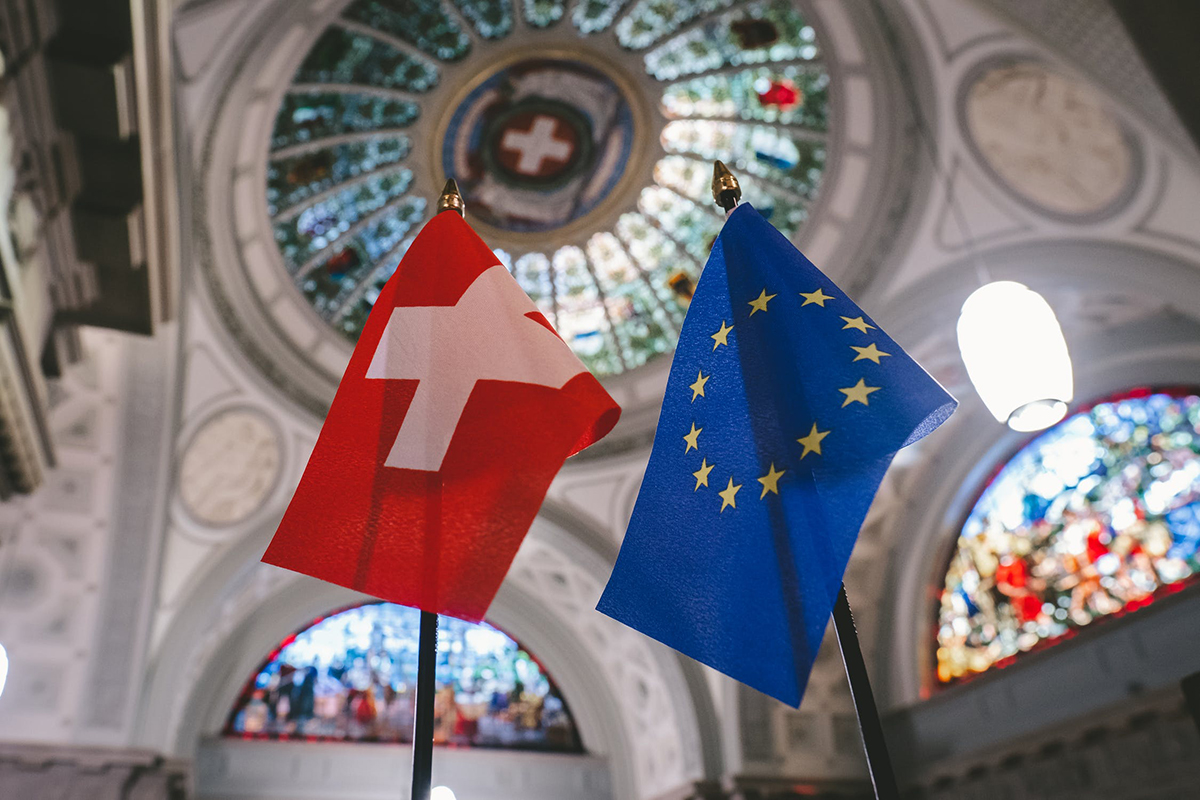 Warum stehen wir in der Europapolitik dort, wo wir heute stehen? André Holenstein und Thomas Cottier ordnen die schwierige Situation nach dem Scheitern des Rahmenabkommes ein. © Pexels, Christian Wasserfallen