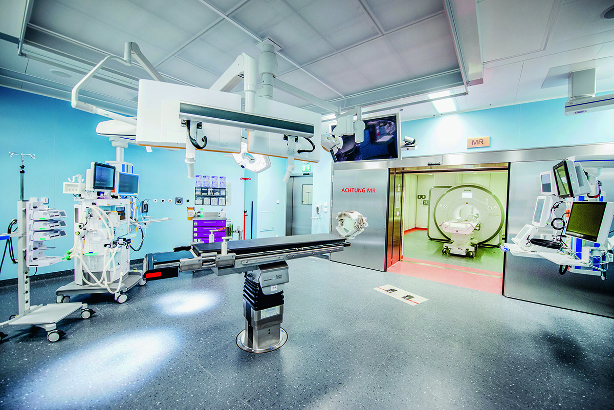Im Operationssaal der Neurochirurgie: BrainPol will mit polarimetrischen Signalen die natürlichen Sehfähigkeiten von Chirurgen erweitern. © Inselspital Bern