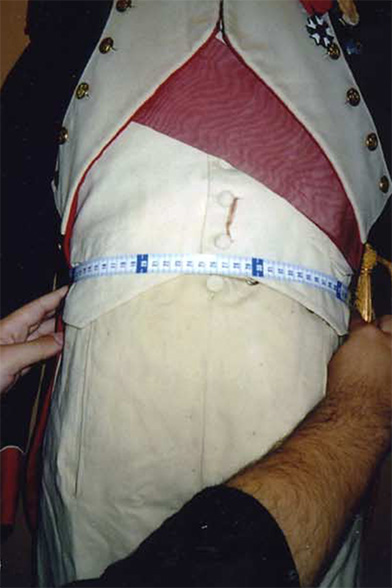 Ausmessen von Napoleons Hose, die er als Oberst vor 1815 trug. © Alessandro Lugli