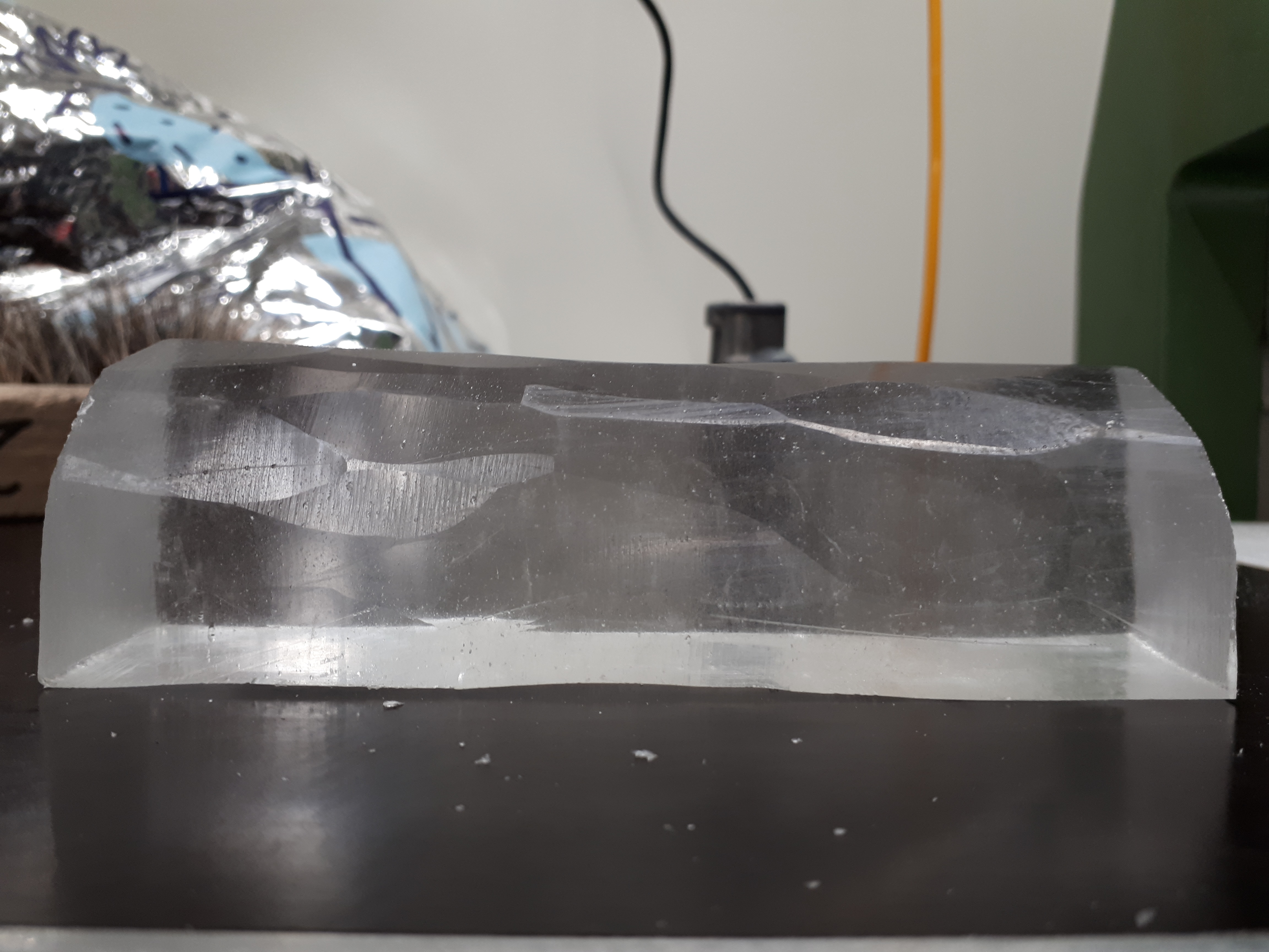 Zur Analyse aufbereiteter Eisbohrkern im Gefrier-Labor (-20°C) an der Universität Bern. © zvg