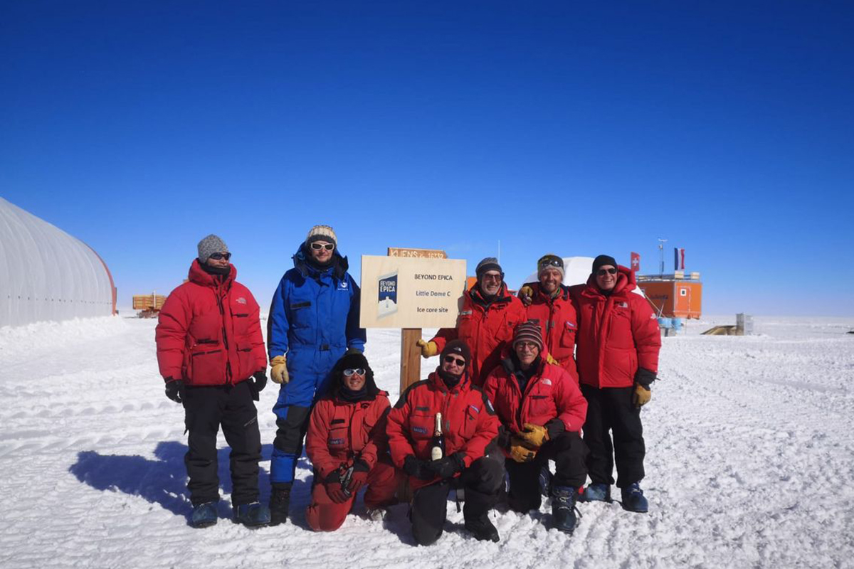 Hier in der Antarktis beim «Litte Dome C» wollen Klimaforschende nach dem ältesten Eis der Erde bohren. Das Bild stammt von der Feldsaison 2020/21. © Rocco Ascione