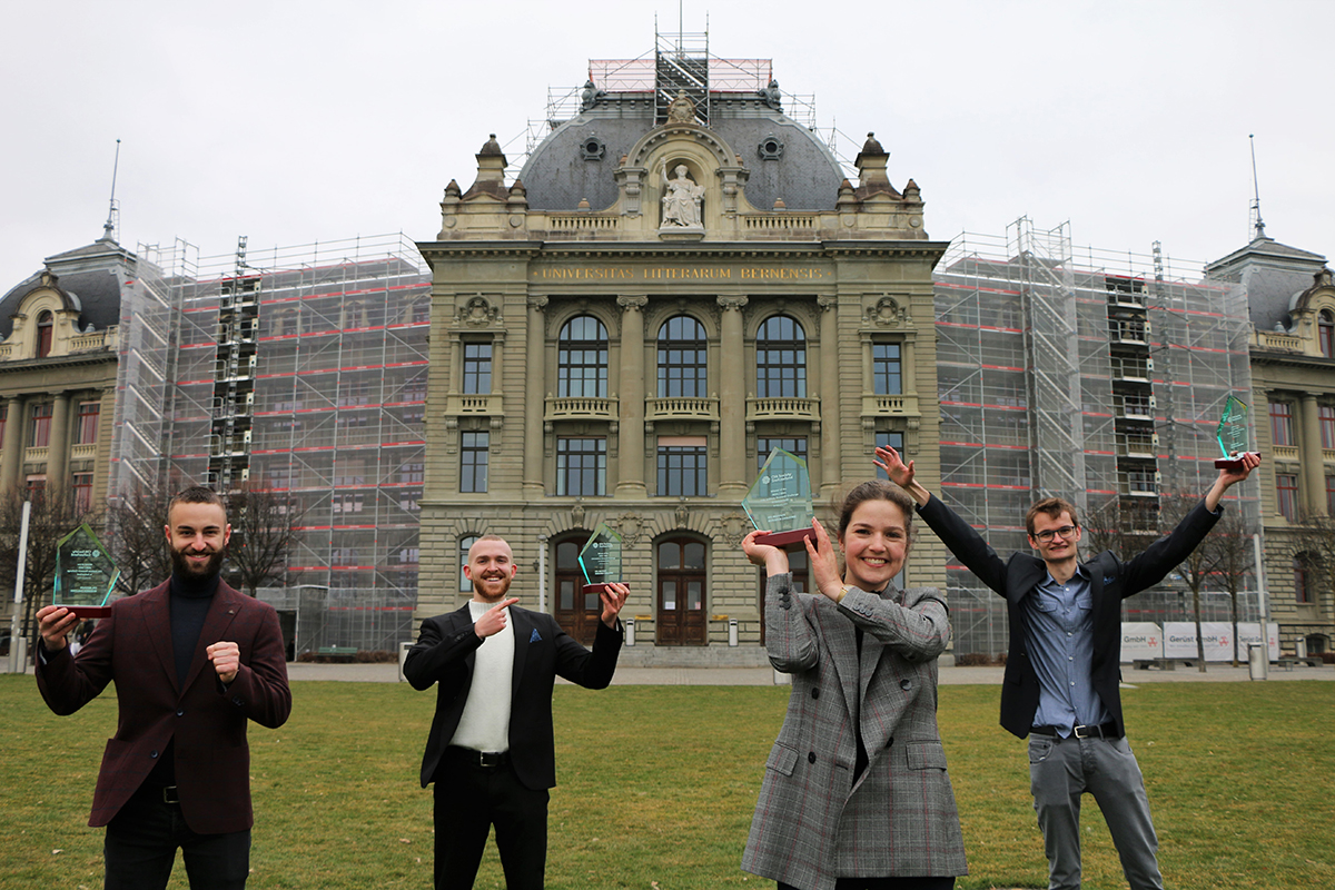 Das Siegerteam der CFA Institute Research Challenge Switzerland: Joel Rathgeb, Colin Simmler, Rahel Zbinden, Daniel Eichenberger (v.l.n.r.). © Universität Bern