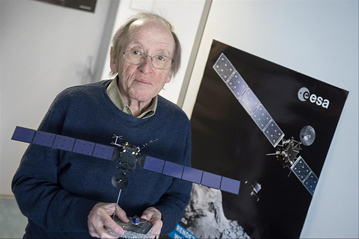 Hans Balsiger (12. September 1937 – 19. Januar 2021) mit einem Modell der Rosetta-Sonde. © zvg