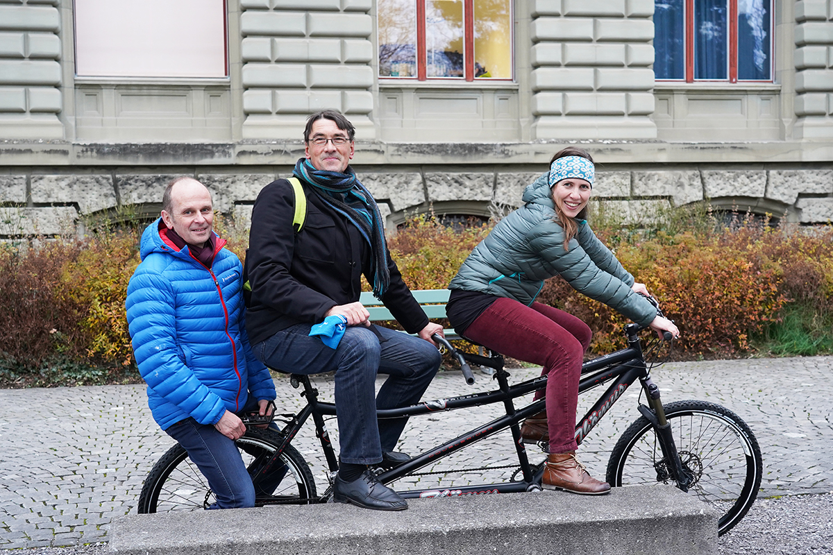 Im Tandem unterwegs: Heino Meessen und Lilian Trechsel, unterstützt von Urs Balsiger (links). © Luisa Jakob