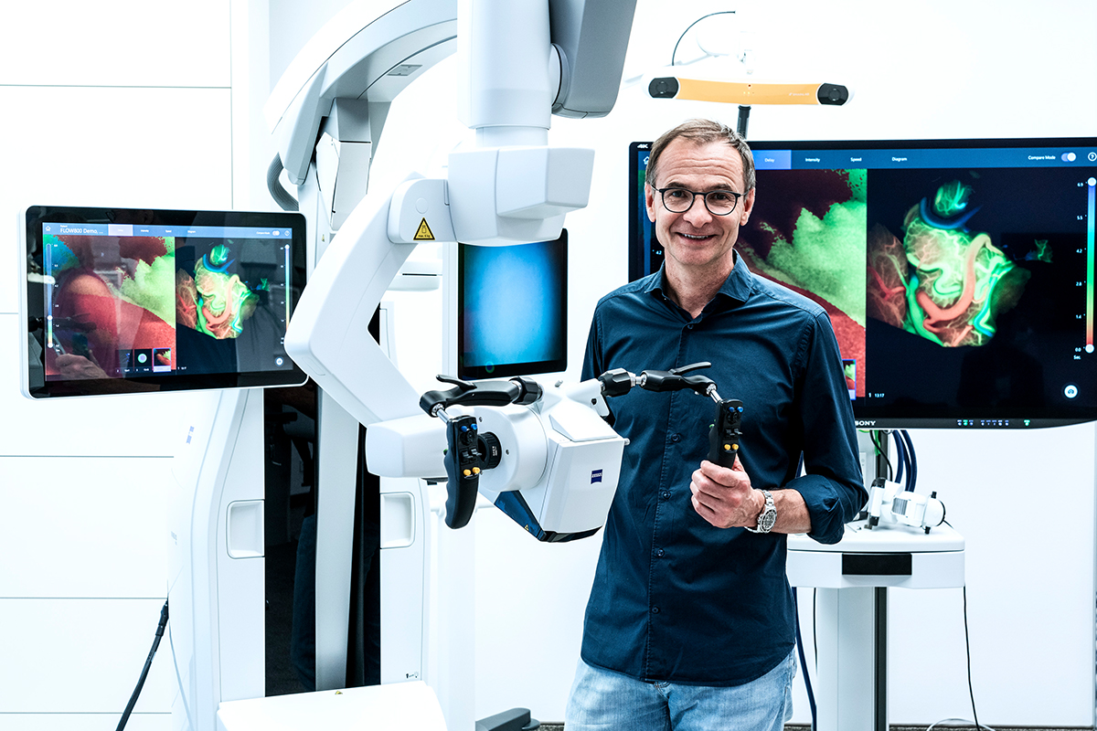 Andreas Raabe mit seiner Innovation, dem ZEISS KINEVO 900, dank dem unter anderem Tumore viel sicherer und minimalinvasiv – also mit kleinstmöglicher Verletzung der umliegenden Gewebe – aus dem Gehirn entfernt werden können. © Insel Gruppe