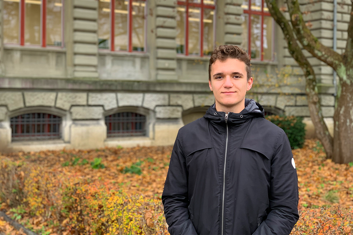Durch die Teilnahme an der internationalen Mathematik-Olympiade erhielt der Berner Florian Keta den Förderpreis von der Universität Bern. © Barbara Gnägi, Universität Bern