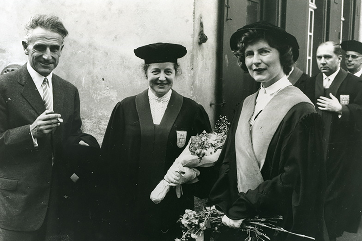 Die Schweizerin war hierzulande ihrer Zeit hinsichtlich der beruflichen Stellung von Frauen voraus.  Hier ist sie zusammen mit der ersten Dekanin der Universität Basel, Elisabeth Schmid (Mitte), zu sehen. © zvg