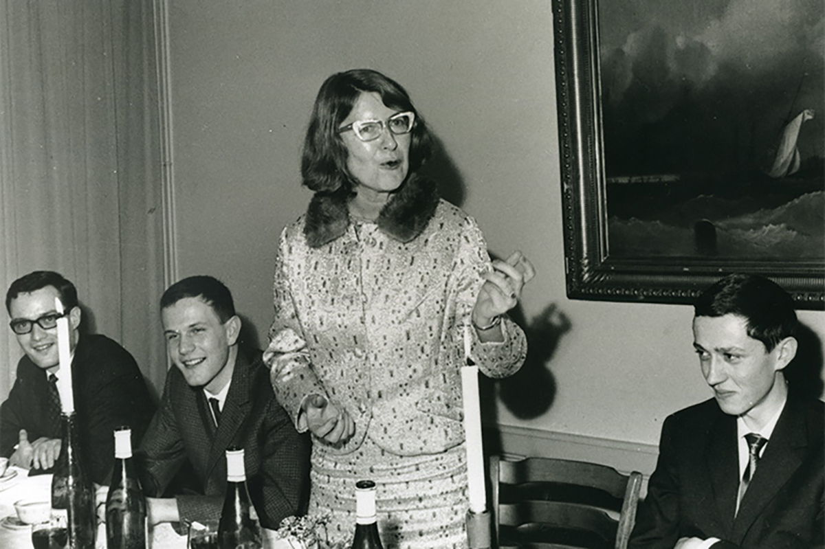 Maria Bindschedler als Berner Ordinaria zusammen mit Studenten um 1965. © zvg
