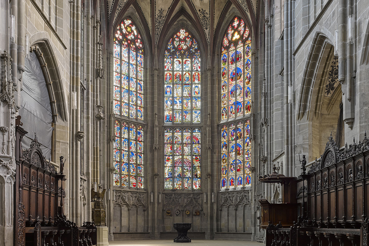 Das Berner Münster: Blick in den Chor mit den spätgotischen Glasmalereien. © Beat Schweizer