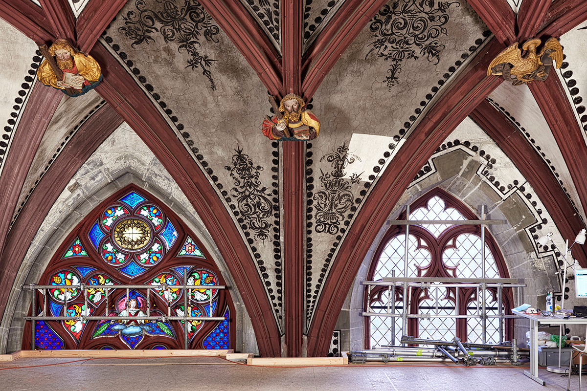 Die Restaurierung des Chorgewölbes mit den figürlichen Schlusssteinen - dem «Himmlischen Hof» - wurde 2017 abgeschlossen. © Berner Münster-Stiftung