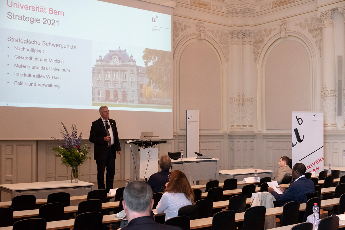 Rektor Christian Leumann stellte die Universität Bern vor. Wegen den Schutzbestimmungen rund um das Coronavirus waren die Gäste gebeten, Abstand zu wahren und Masken zu tragen. Alle Bilder: © Universität Bern, Bilder: Vera Knöpfel