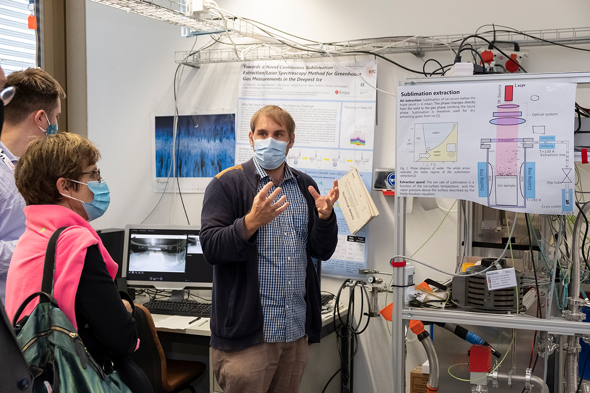 Lars Mächler in einem der Klimaforschungslaboren an der Uni Bern