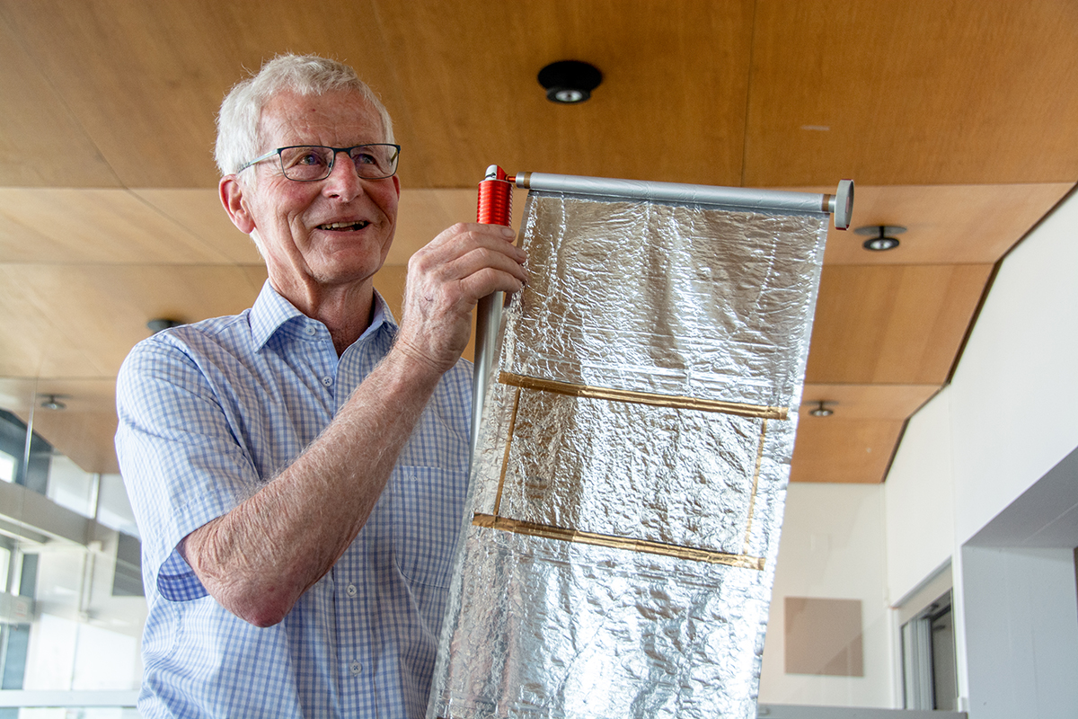 Jürg Meister mit einer Folie für das weltberühmte Sonnenwindexperiment, das bei der ersten Mondlandung vor 50 Jahren durchgeführt wurde. Der Physiker starb am 7. August 2020 im Alter von 81 Jahren.