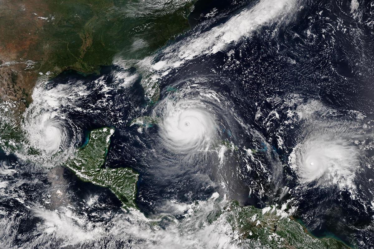 Kombinierte Wetterereignisse können auch entstehen, wenn gleichartige Ereignisse gleichzeitig auftreten. Am 8. September 2017 traten die Hurrikane Katia, Irma und Jose gleichzeitig auf und verstärkten sich gegenseitig, was zu verheerenden Schäden führte.