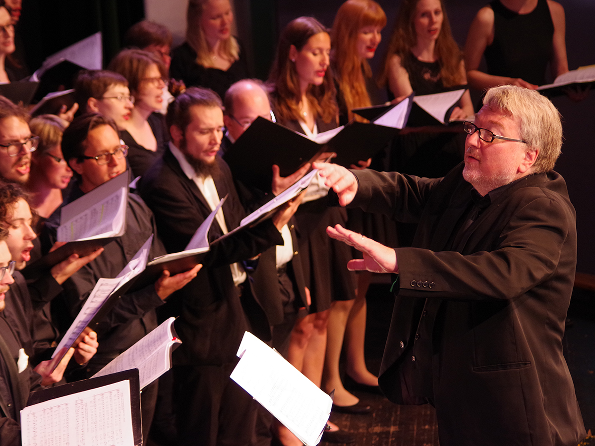 Matthias Heep dirigiert den Unichor schon seit 20 Jahren. Bild: Unichor Bern.