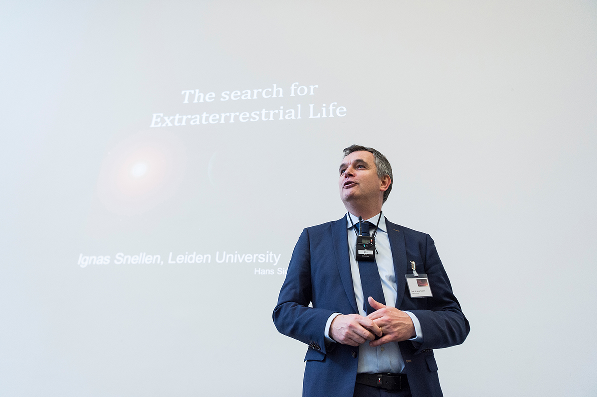 Prof. Dr. Ignas Snellen bringt seinem Publikum am Hans-Sigrist-Symposium die Expolanetenforschung näher. © Universität Bern / Bild: Ramon Lehmann